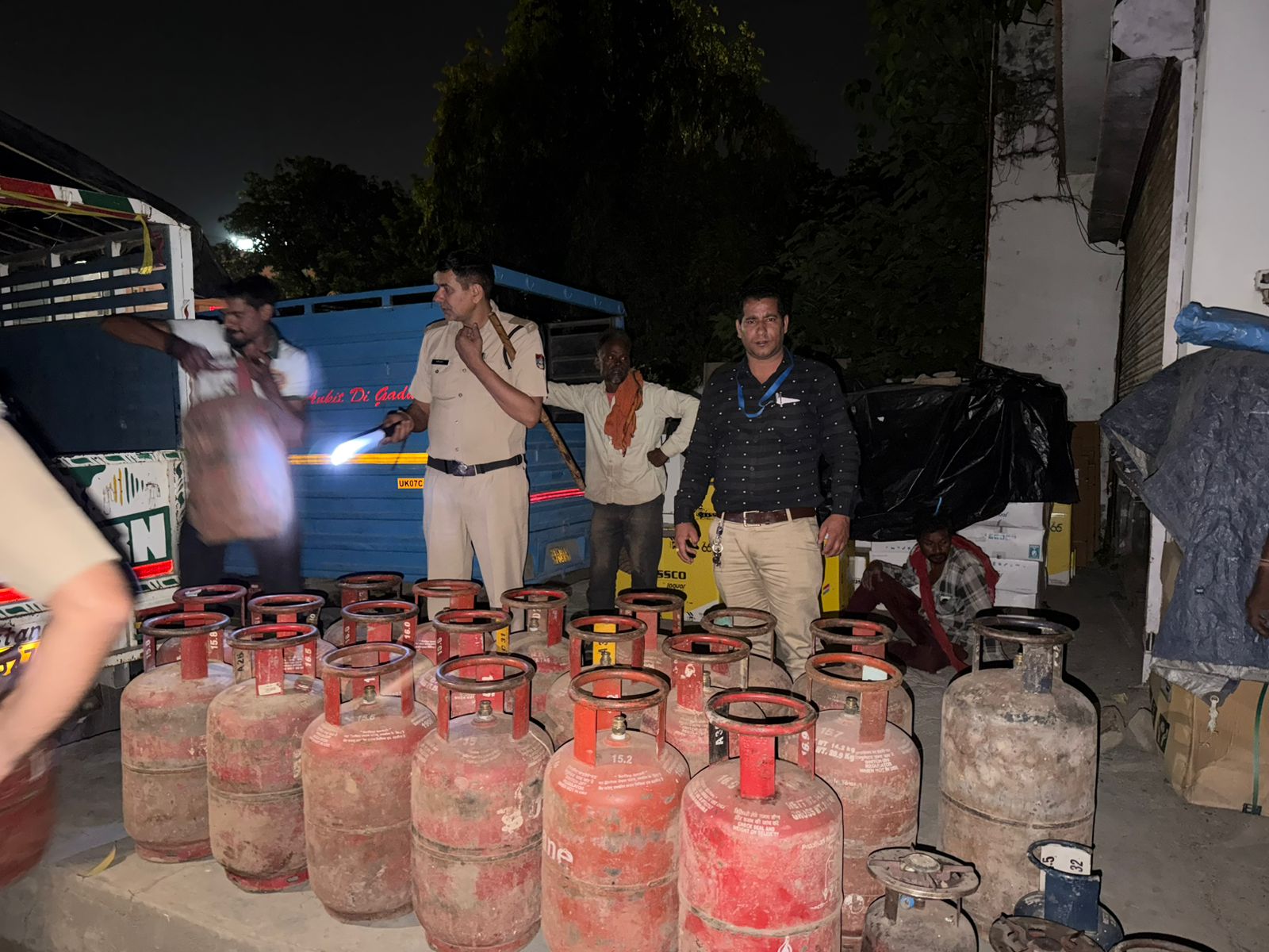 देहरादून में एलपीजी की कालाबाजारी का भंडाफोड़, 32 सिलेंडरों के साथ आरोपी गिरफ्तार.