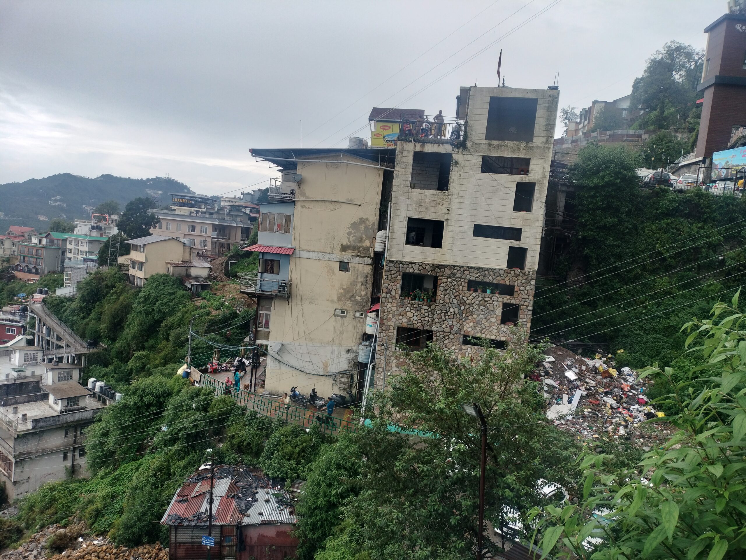 मसूरी में MDDA की बड़ी कार्रवाई: 50 फ्लैट सील, फिर भी लोग सील तोड़कर रहने लगे