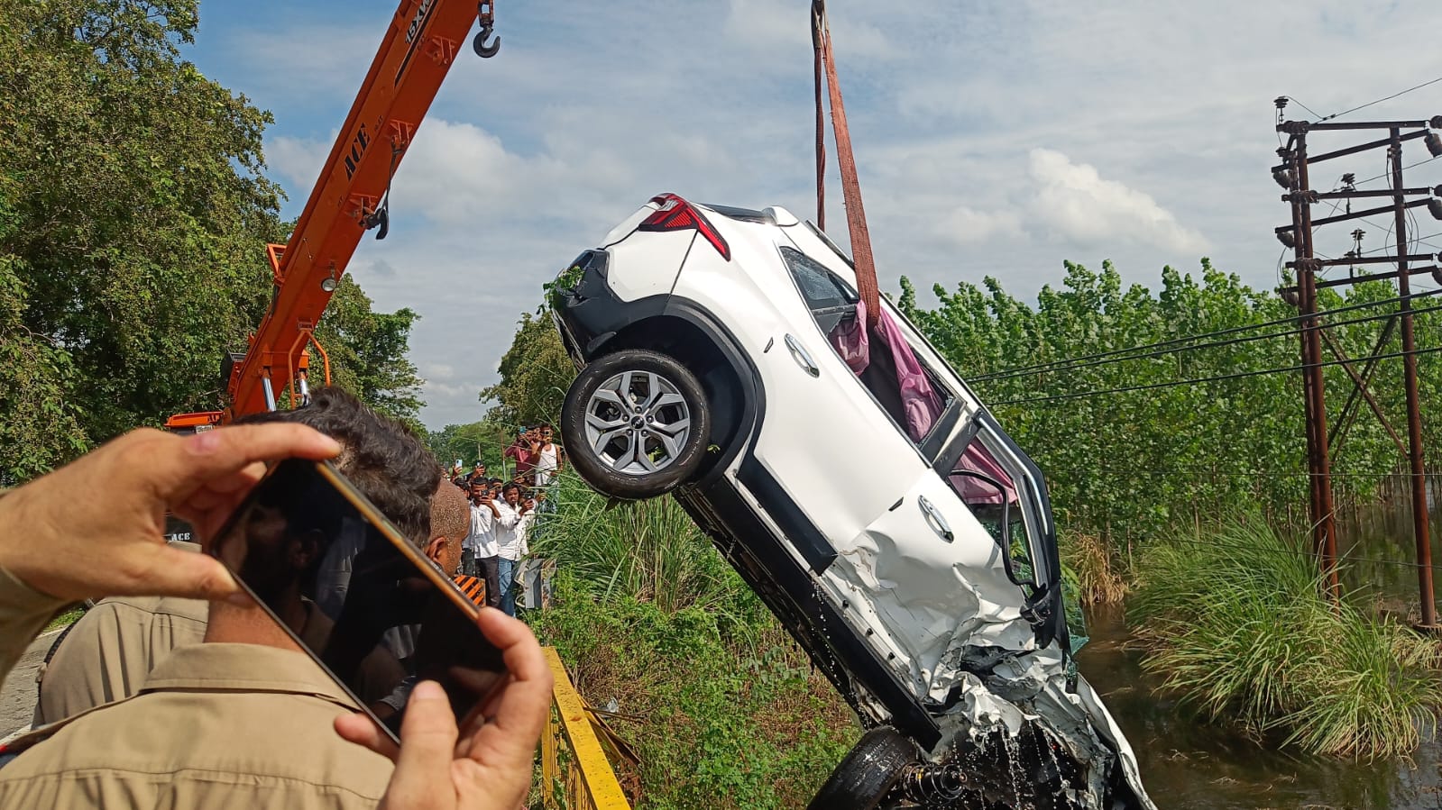 लक्सर-बिजनौर हाईवे पर भीषण सड़क हादसा, पुलिया से नीचे गिरीं दो कारें, तीन लोग घायल