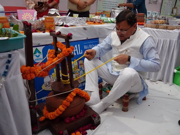 सियासी मथानी से लोकप्रियता का मक्खन निकाल रहे सीएम धामी