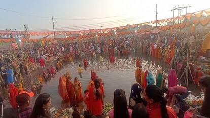 छठ महापर्व के अंतिम दिन सूर्य को अर्घ्य देने के लिए जुटे श्रद्धालु