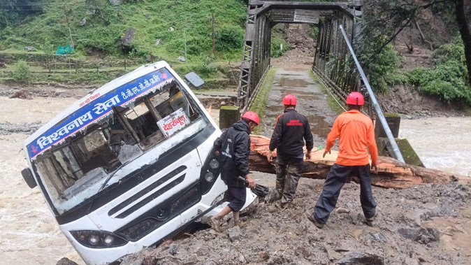 Uttarakhand Cloudburst : रुद्रप्रयाग-चमोली-टिहरी में फटा बादल, देवाल में एक शव बरामद, दो की मौत, कई लापता