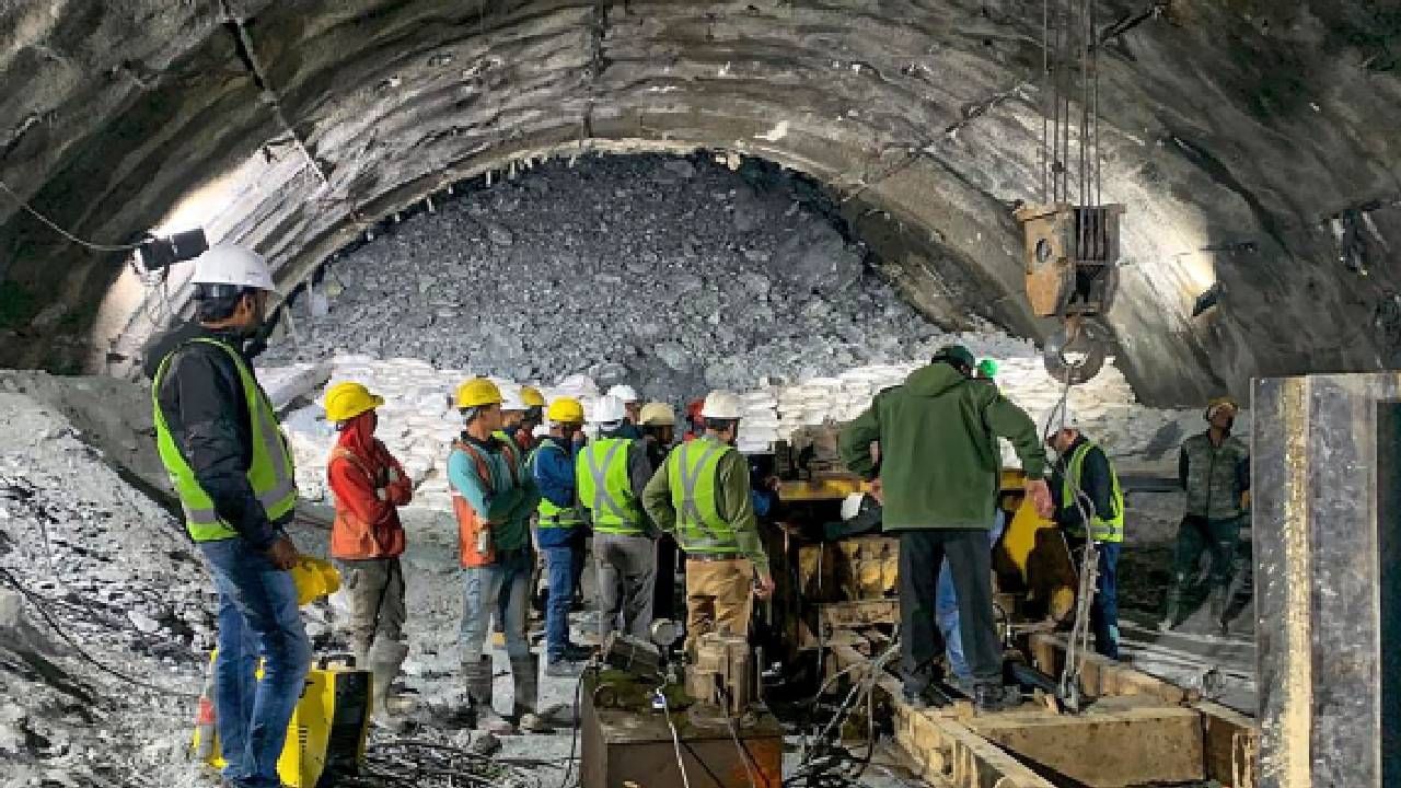ऑगर मशीन के हिस्सों की पहली खेप सिलक्यारा सुरंग पहुंची,थाईलैंड की रेस्क्यू टीम भी करेगी मदद
