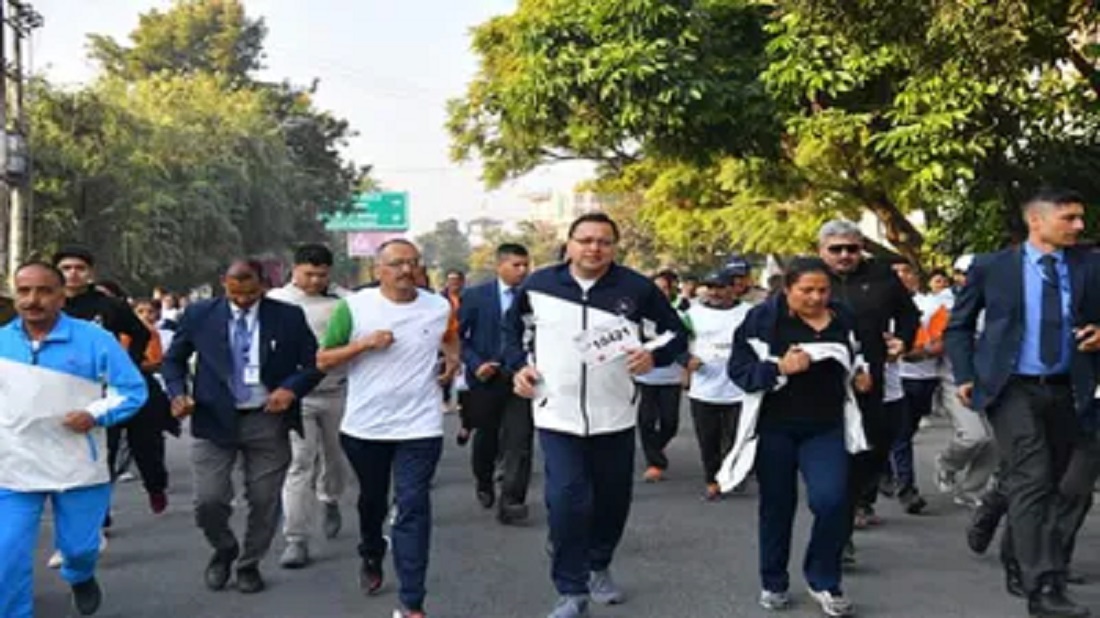 उत्तराखंड: सीएम पुष्कर सिंह धामी ने रविवार को पुलिस द्वारा आयोजित देहरादून मैराथन को हरी झंडी दिखाकर किया रवाना.
