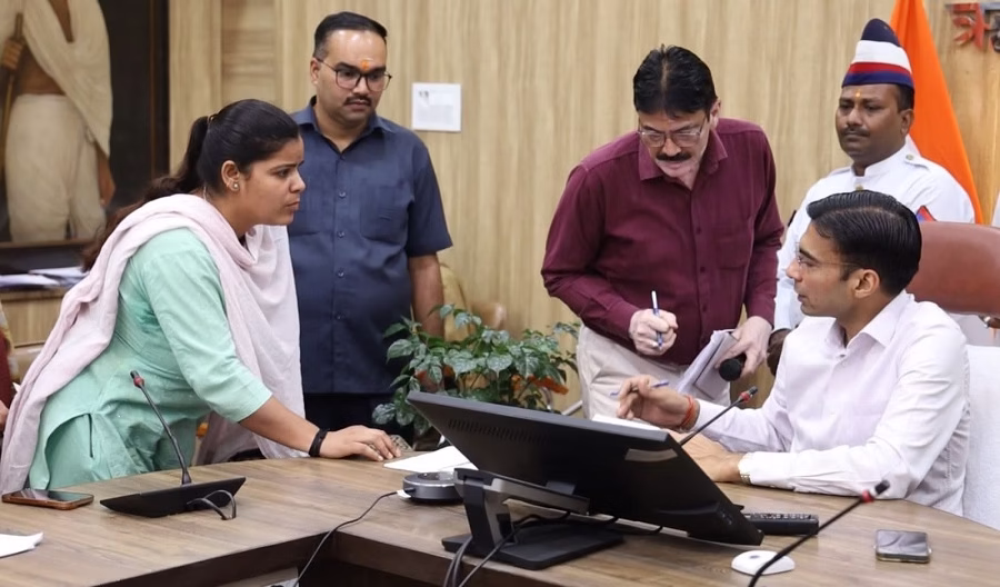 विधवा महिला शिवानी को मिला न्याय , बैंक हुआ सील 
