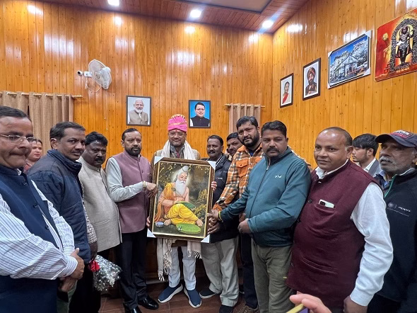वाल्मीकि समाज ने किया महापौर सौरभ थपलियाल का अभिनंदन
