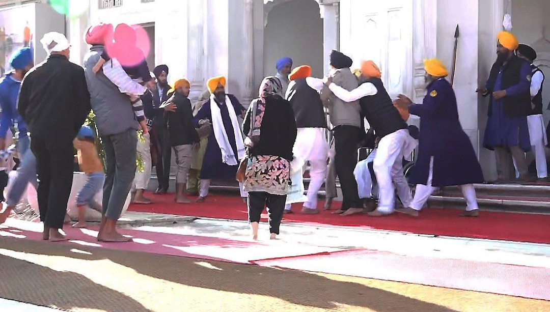 स्वर्ण मंदिर में सुखबीर सिंह बादल पर जानलेवा हमला, हमलावर गिरफ्तार